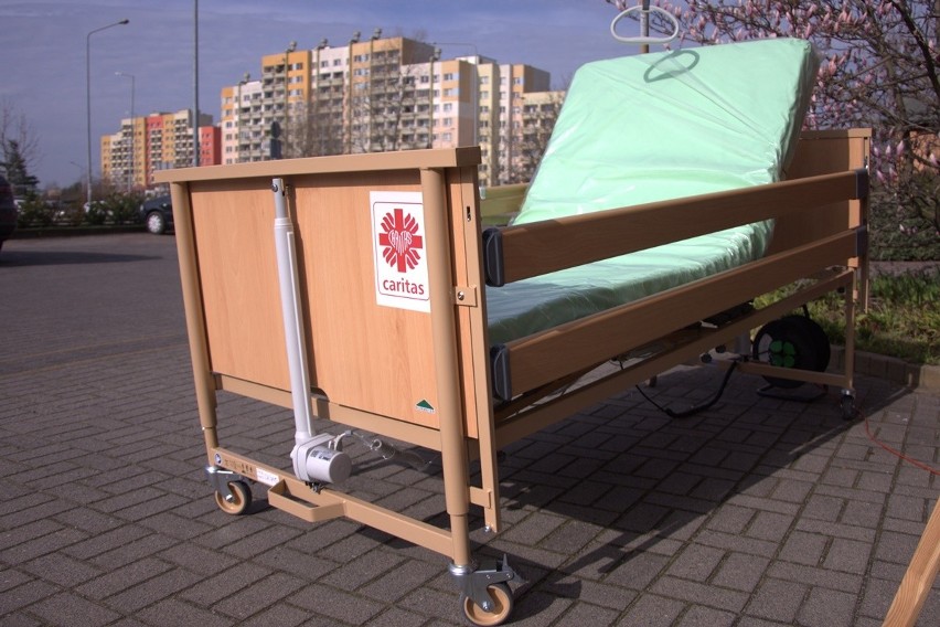 Wrocławska Archidiecezja Caritas przekazuje łóżka rehabilitacyjne do wypożyczalni