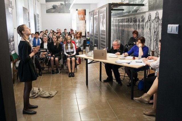 Recytatorzy pomagali sobie w interpretacji tekstów rekwizytami. Np. różańcem, mówiąc modlitwę poetycką.