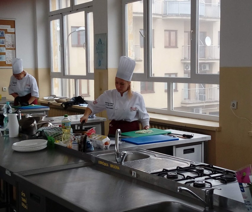 Uczennice z Chrobrza w finale konkursu kulinarnego. Jedna z nich wygrała dla szkoły warsztaty ze znanym kucharzem Jakubem Steuermarkiem