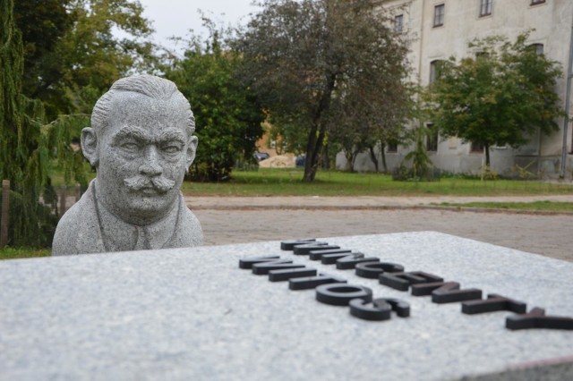 Pomnik Wincentego Witosa powstaje w Łowiczu [ZDJĘCIA]