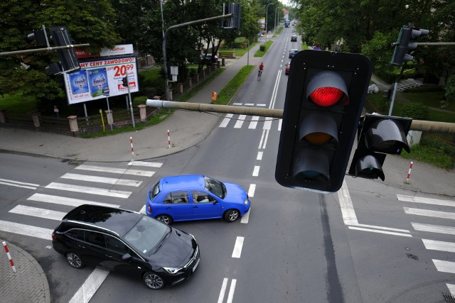 Toruńscy drogowcy zamierzają zlikwidować 10 przejść dla pieszych. Gdzie znajdują się przeznaczone "do odstrzału" zebry i w jaki sposób drogowcy tłumaczą wybór?Przykładem mogą być pasy przy ul. Żwirki i Wigury 70 (przy skrzyżowaniu z ul. Spółdzielczą), które znajduje się blisko innych, dwóch przejść. - W takich przypadkach likwidowane jest to, które jest najmniej bezpieczne lub rzadko uczęszczane przez pieszych. Przejścia do likwidacji wytypowała Komisja Bezpieczeństwa Ruchu Drogowego, która wcześniej analizowała każdy z 10 przypadków - wyjaśnia Rafał Wiewiórski, dyrektor Miejskiego Zarządu Dróg w Toruniu.     CZYTAJ DALEJ >>>>>