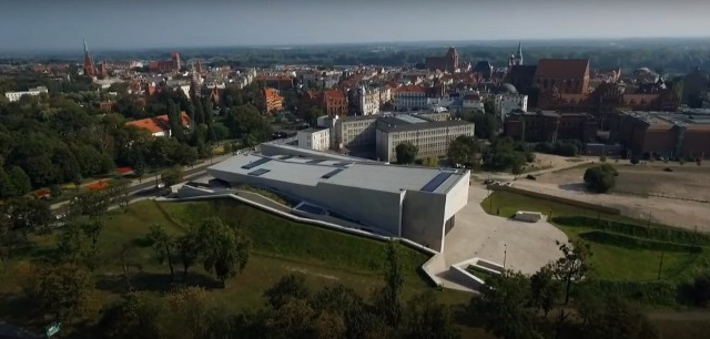 Najnowszy film z serii "Księga Przestrzeni", w którym prezentowane są największe osiągnięcia polskiej architektury współczesnej, poświęcono toruńskim Jordankom. Zobaczcie jak imponująco prezentuje się toruńska sala koncertowa na zdjęciach i na filmie. 