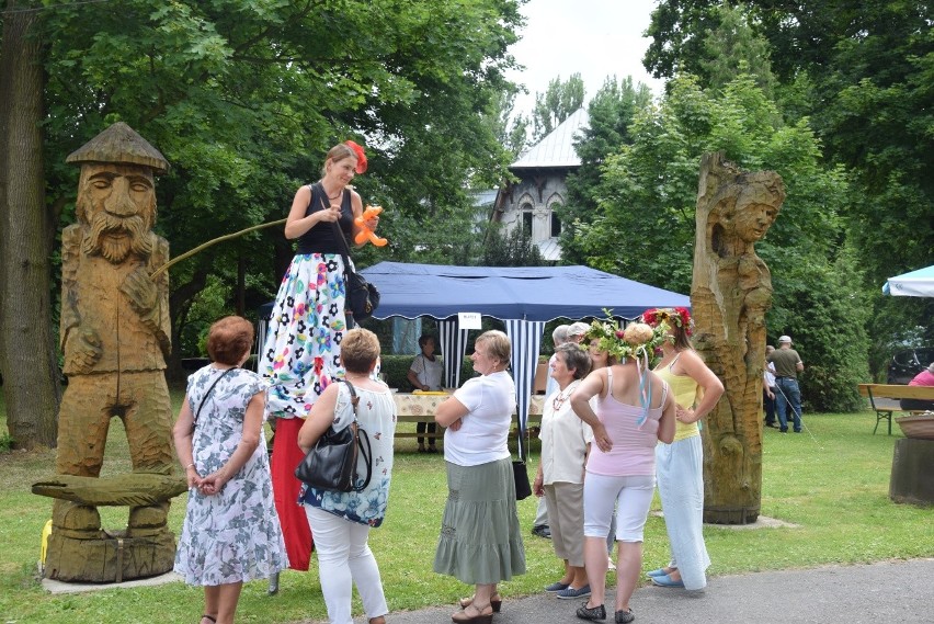 Powiatowy Dzień Seniora w Więckowicach z wiciem wianków i meczem samorządowcy kontra salezjanie [ZDJĘCIA]