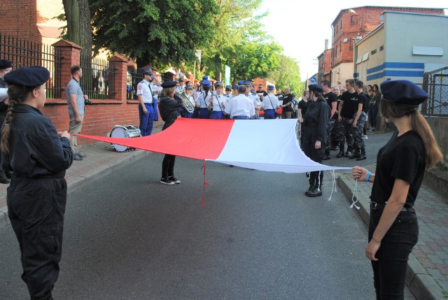 Rozpoczął się jak co roku - uroczystą mszą świętą  odprawioną w kościele pw. św. Andrzeja. Po nabożeństwie  przed kościołem uformował się pochód. Na czele koronowscy harcerze, z Biało-Czerwoną, za nimi  orkiestra dęta, która po latach wróciła pod skrzydła M-GOK i zagrała w Koronowie po raz pierwszy od wyboru nowego burmistrza. Pochód przemaszerował przez miasto pod pomnik na skwerze Kazimierza Wielkiego „Tym co zginęli - Ci co wrócili”. Tu złożono wieńce i wiązanki kwiatów oraz wysłuchano ciekawej opowieści Małgorzaty Jarocińskiej z Bydgoszczy - o rotmistrzu Pileckim.  Głos zabrał też burmistrz Patryk Mikołajewski. Był też koncert młodzieżowej orkiestry dętej Kujawia. Na koniec była dla wszystkich  darmowa grochówka.