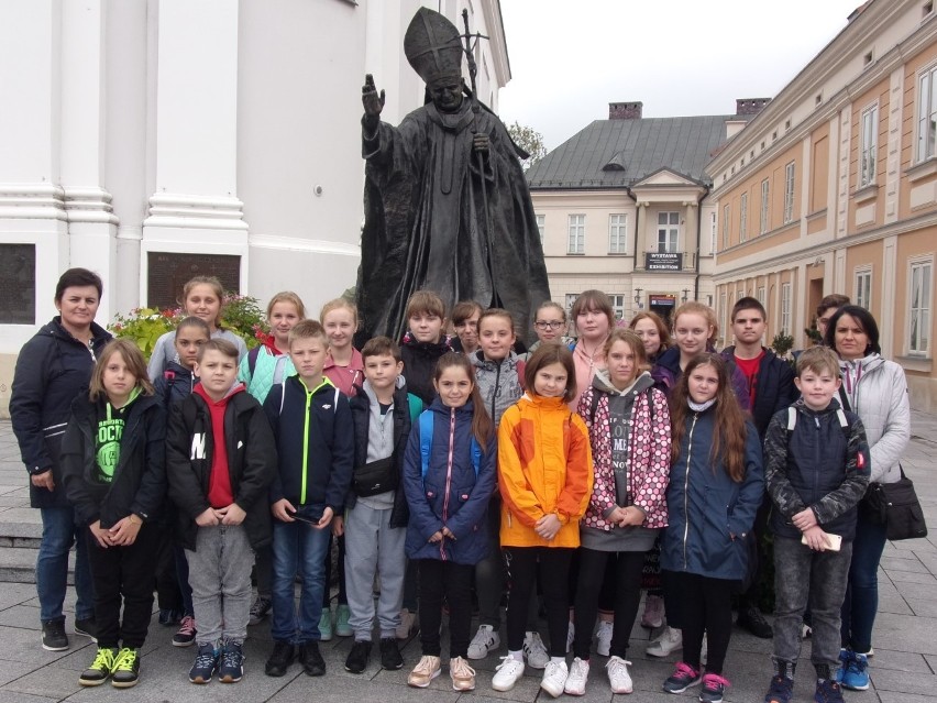 Szczytniki. Uczniowie i nauczyciele pamiętają o św. Janie Pawle II