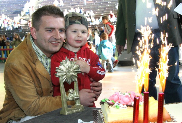 - Dostałem w życiu wiele nagród, ale ta jest najważniejsza, bo przyznają ją dzieciaki - zapewnia Bartosz Arłukowicz. Na zdjęciu jest ze swoim synkiem i statuetką.