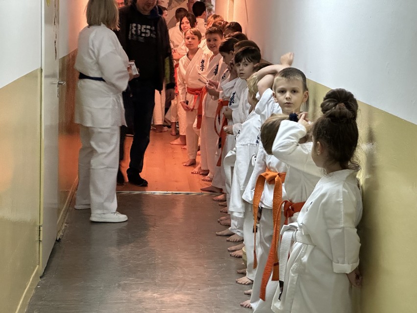 W Szkole Podstawowej numer 24 na radomskim Gołębiowie otwarto salę treningową dla młodych karateków. Zobaczcie zdjęcia 