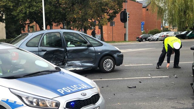 Do zderzenia doszło w piątek, 20 września, na skrzyżowaniu ulic Wyszyńskiego z Zawadzkiego. Zderzyły się dwa samochody osobowe. Około godziny 16:30 doszło do zderzenia audi z citroenem. Kierujący audi chciał skręcić w ul. Zawadzkiego. Wtedy doszło do mocnego zderzenia z citroenem, który wyjeżdżał z ul. Zawadzkiego i skręcał na ul. Wyszyńskiego. Z jednego pojazdu po zderzeniu wypłynęły płyny eksploatacyjne.Na miejsce przyjechały dwa wozy policji oraz karetka pogotowia ratunkowego. Na miejscu została przebadana jedna osoba na szczęście nic poważnego jej się nie stało. Policjanci na miejscu ustalają jak doszło do zderzenia. Tworzyły się korki, dwa pasy ruchu były zablokowane.Zobacz też wideo: Morderstwo na ul. Owczej. Kristina zginęła od strzału w głowę. Podejrzanego zabili niemieccy policjanci.