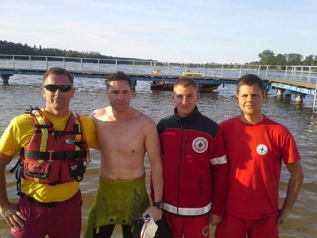 Tomasz Chwaliszewski (drugi  od lewej) w towarzystwie asekurujących go podczas płynięcia ratowników z Gdańska