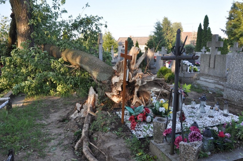 Skutki piątkowej nawałnicy. Zniszczone groby na cmentarzu w Różanie.