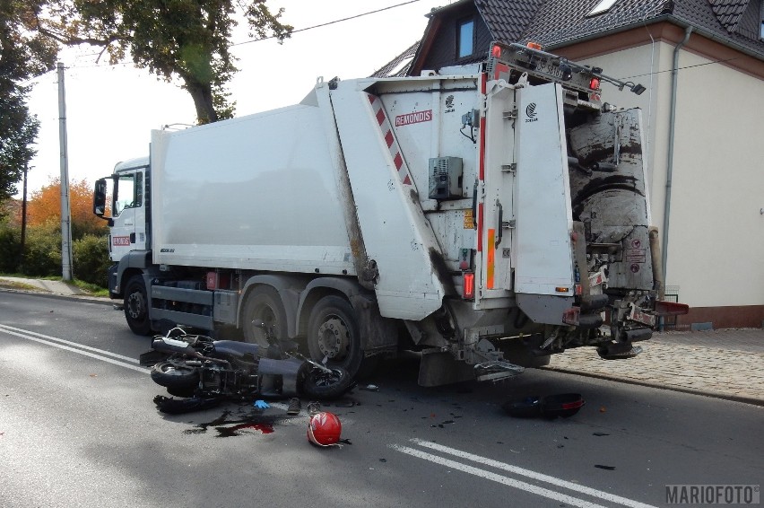 Motorowerzysta wjechał w śmieciarkę. Wypadek na Prószkowskiej w Opolu