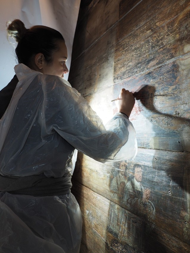 Dr Anna Zadora podczas pracy nad nowo odkrytym malowidłem w sanktuarium św. Walentego w Bieruniu