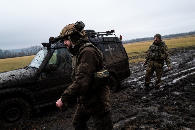 Ukraińskie oddziały nadal bronią Bachmutu. Rosjanie atakują miasto falami, starając się okrązyć obrońców.