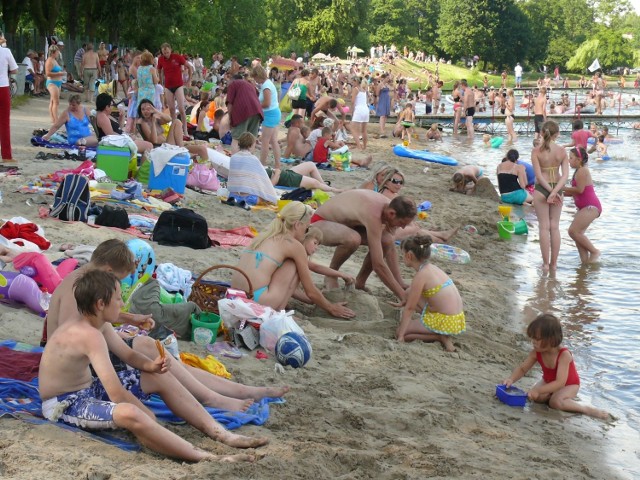 Tłumy na plaży nad zalewem.