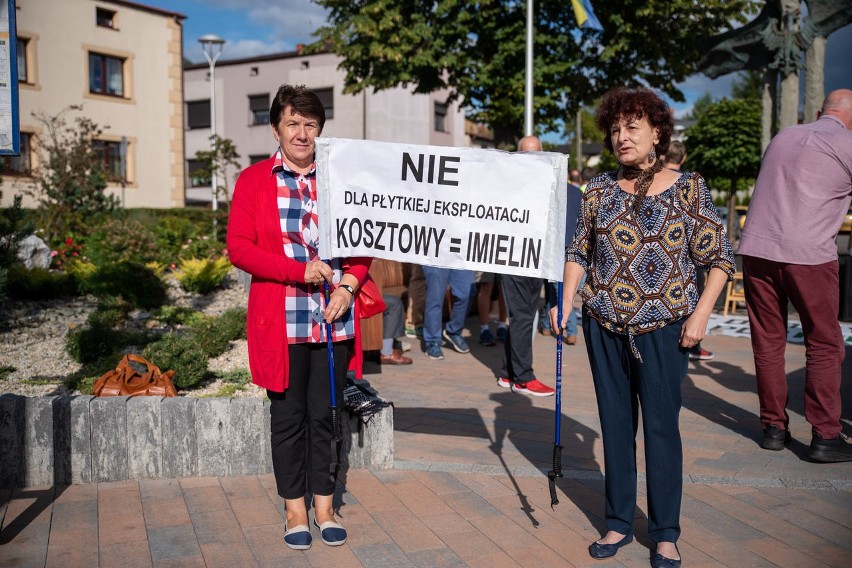 Około dwustu osób protestowało w sobotnie popołudnie przeciw...