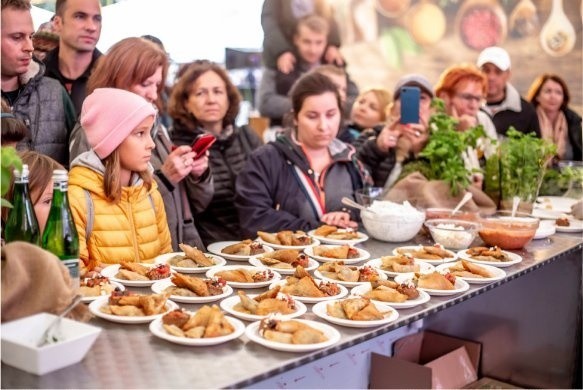 Festiwal Kół Gospodyń Wiejskich „Polska od Kuchni” to wydarzenie przygotowane z myślą o szerzeniu dziedzictwa kulinarnego, promowaniu zdrowego stylu życia, edukacji ekologicznej oraz pielęgnacji polskiej kultury i tradycji.