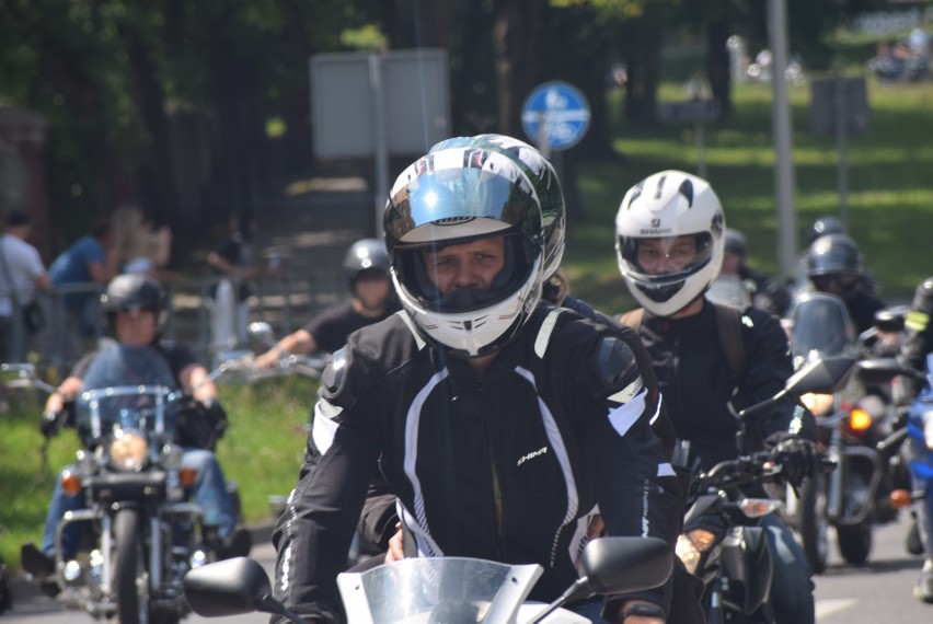 Takiej imprezy w Sieradzu nie było. Parada setek motocykli i szaleńcze popisy ZDJĘCIA