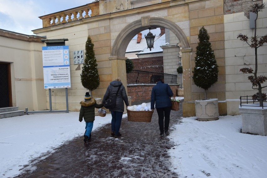 Zobacz kolejne zdjęcia. Przesuwaj zdjęcia w prawo - naciśnij...