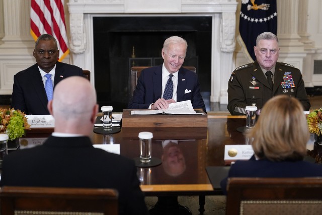 Prezydent Joe Biden, sekretarz obrony Lloyd Austinem (po lewej) i przewodniczącym Połączonych Szefów Sztabów gen. Mark Milley.