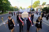 Poznański Marsz Pamięci Wołynia przeszedł ulicami miasta. Uczestnicy szli milczącym "konduktem żałobnym"