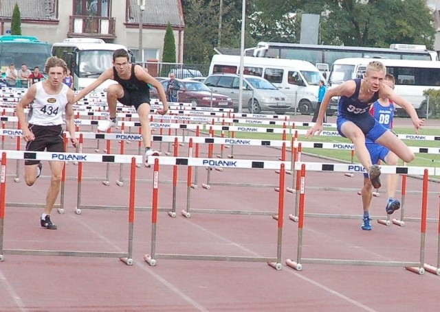 Piotr Szewczyk (pierwszy z prawej), płotkarz ZTE Radom zajął 6. miejsce w finale mistrzostw Polski młodzików