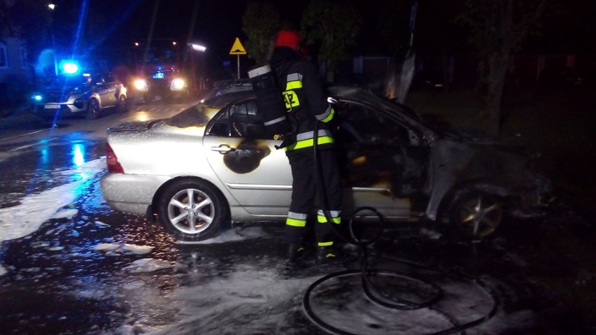 Ogień zniszczył dwa samochody i uszkodził trzecie auto
