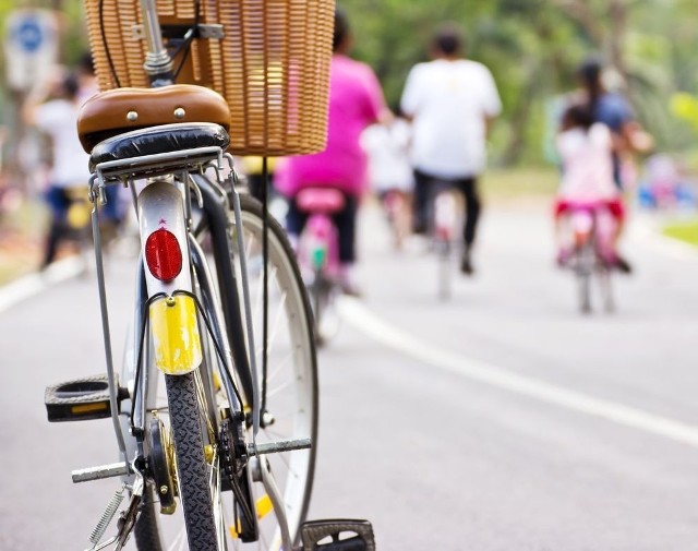Uczestnikami ruchu są wszyscy, którzy korzystają z dróg, czyli kierowcy, ale także rowerzyści i piesi. Dla wspólnego bezpiecznego ważne jest, aby każdy z tych uczestników respektował przepisy ruchu drogowego.Fot. Skoda