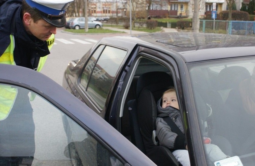 Policjanci przypominają, że na przednim siedzeniu dziecko w...