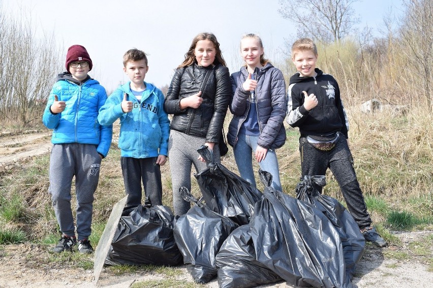 Trash challenge w Mąchocicach Kapitulnych. Mieszkańcy uzbierali ponad 80 worków śmieci!