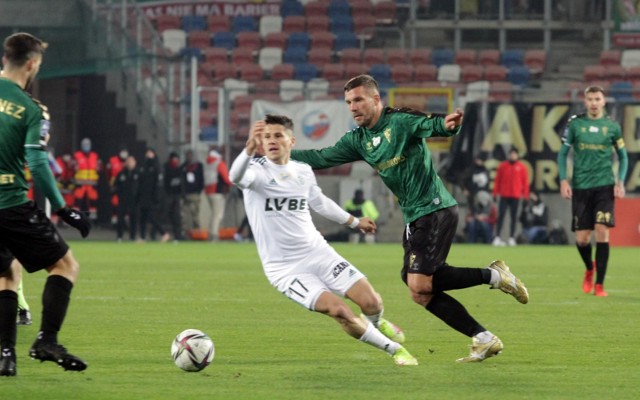 Petr Schwarz w starciu z Lukasem Podolskim. Kto tym razem będzie górą na boisku? Przekonamy się w niedzielę