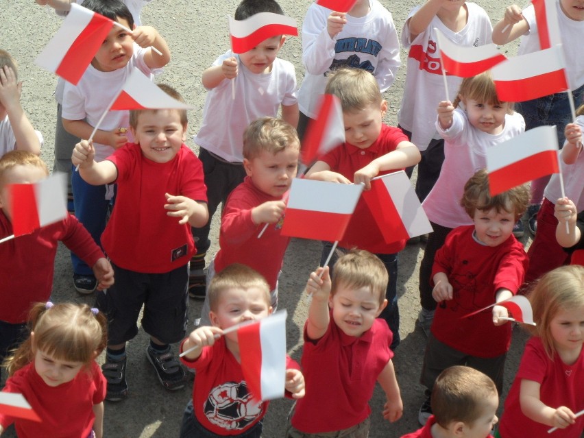 Bytom: Przedszkolaki ułożyły żywą flagę Polski [WIDEO i ZDJĘCIA]