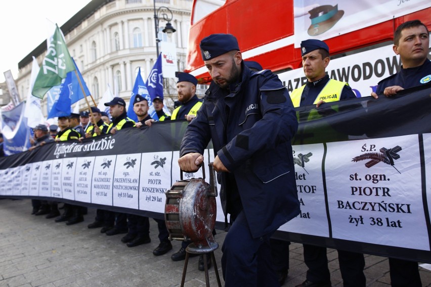 Protest policjantów w Warszawie. Mundurowi domagają się...