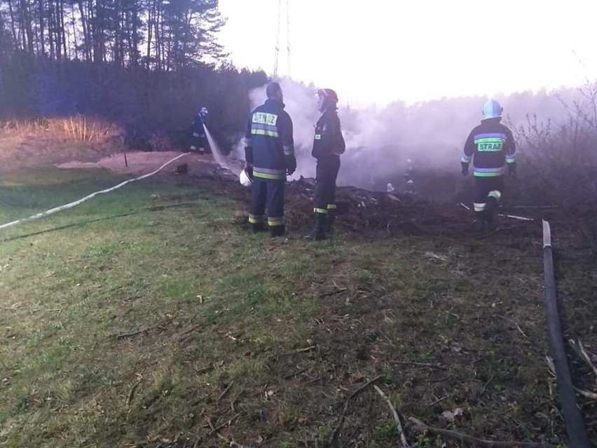 Strażacy z Gołaczew w powiecie olkuskim nie mają spokojnych świąt. Drugi dzień gaszą pożar na nielegalnym wysypisku śmieci
