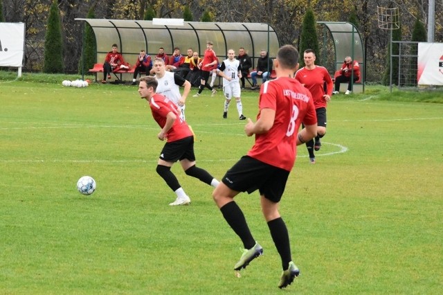 LKS Skołoszów (czerwone stroje) z Sędziszowa wraca bez punktów.