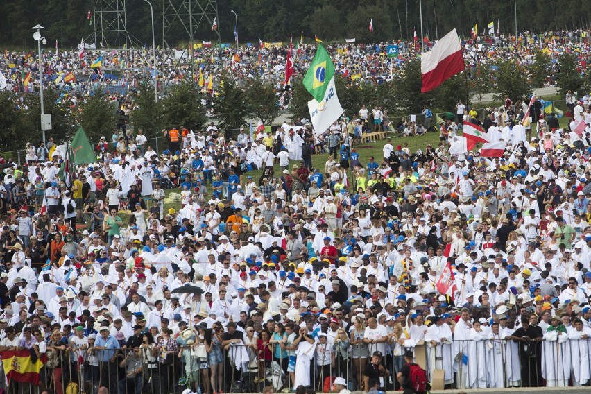 Według biskupa Muskusa do Brzegów dotarło 3 mln osób....