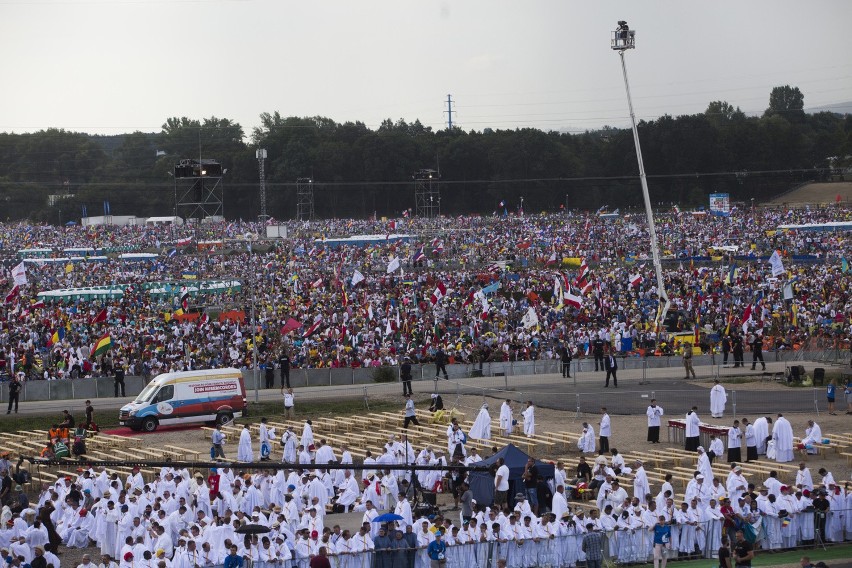 Według biskupa Muskusa do Brzegów dotarło 3 mln osób....