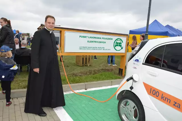 Ks. Marcin Kokoszka przy Centrum Pielgrzymowania ustawił punkt ładowania pojazdów na prąd