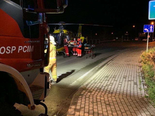 Strażacy z OSP Pcim  zabezpieczyli miejsce zdarzenia oraz wyznaczyli lądowisko dla śmigłowca Lotniczego Pogotowia Ratunkowego, który przetransportował poszkodowanego do szpitala