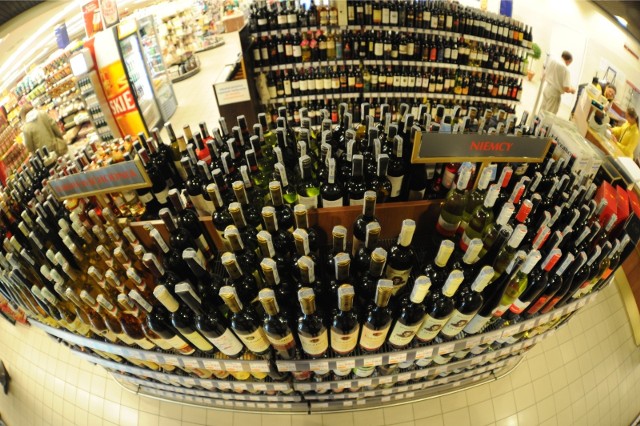 Na terenie Starego Miasta jeden sklep sprzedający alkohol przypada na 220 mieszkańców. Światowa Organizacja Zdrowia i Państwowa Agencja Rozwiązywania Problemów Alkoholowych rekomenduje limit jednego sklepu na 1000 ludzi...