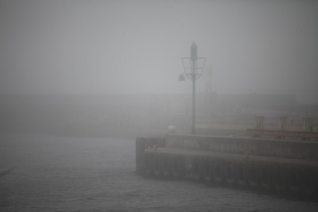 Dziś po południu ustecki port spowiła gęsta mgła.W ciągu kilku minut piękna, słoneczna pogoda ustąpiła zimnej mgle. Temperatura powietrza spadła w kilka minut z 19 do 11 stopni Celsjusza.