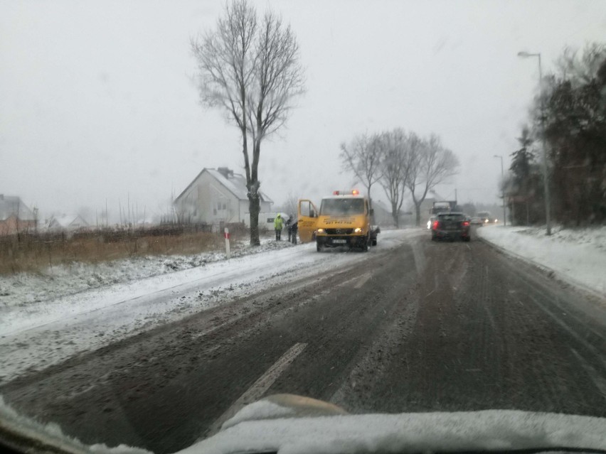 Ranni, wypadki i utrudnienia na drogach Poznania. Wszystko przez opady śniegu [ZDJĘCIA]
