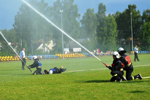 Zarząd Oddziału Gminnego Związku Ochotniczych Straży Pożarnych w Studzienicach zorganizował Gminne Zawody Sportowo Pożarnicze, które odbyły się na stadionie sportowym w Studzienicach. Klasyfikacja generalna: po raz trzeci z rzędu Gminne Zawody Pożarnicze wygrała jednostka ze Skwieraw. Na kolejnych miejscach uplasowali się: Studzienice, Ugoszcz, Sominy, Półczno, Kłączno. W grupie kobiet wygrały dziewczyny ze Studzienic. Relacja w piątkowym "Głosie Bytowa/Miastka". 