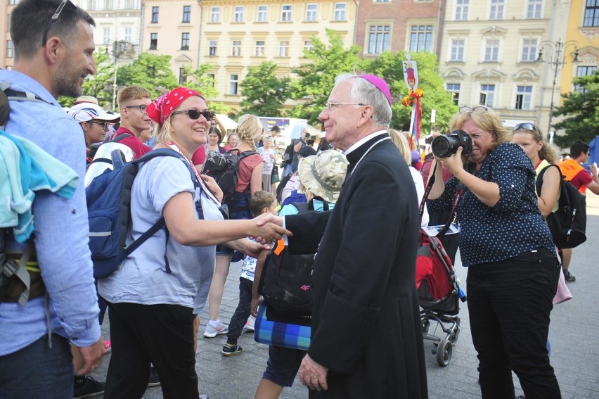 Kraków. Murem za arcybiskupem Jędraszewskim. Wiec poparcia pod kurią 