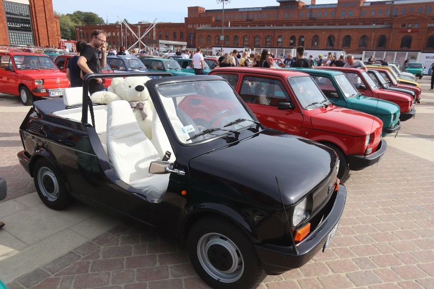 Zlot "maluchów" w 20 rocznicę zakończenia produkcji. Fiaty 126 p pojawiły się w sobotę w Manufakturze i na Piotrkowskiej
