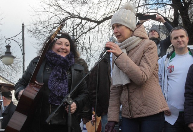 Na scenie pojawiła się sama Magda Swat (z prawej), która zachęcała do regularnych badań, które mogłyby wcześniej  nowotwór.