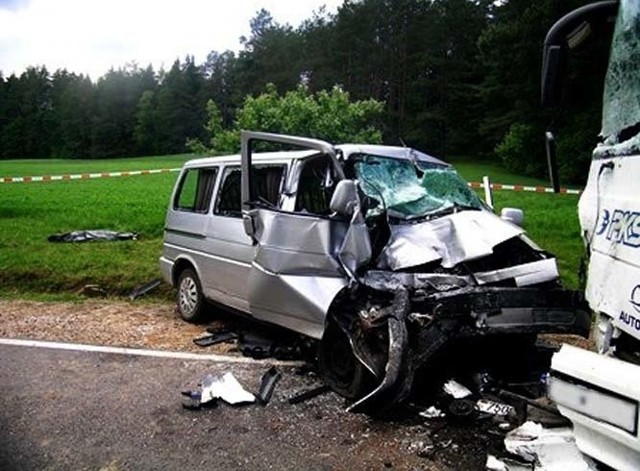 Na miejscu tragicznego wypadku interweniowali ratownicy pogotowia, strażacy i policjanci.