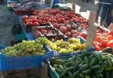 Na straganach dużo świeżych warzyw i owoców [zobacz ceny]