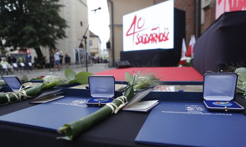 Obchody 40-lecia powstania NSZZ Solidarność przed krzyżem...