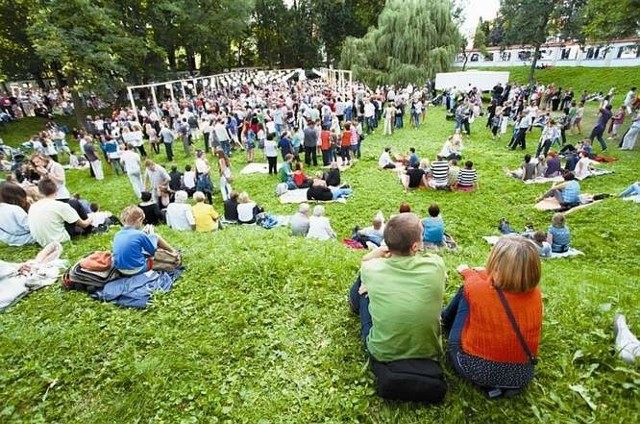 Podczas ostatniej białostockiej potańcówki z 2011 roku w parku pałacowym, wokół osuszonego stawu, który zamieniono na taneczny parkiet, zgromadziły się setki mieszkańców w różnym wieku. Ci, którzy zmęczyli się pląsami, piknikowali na trawniku. Czy podobnie będzie w niedzielę?