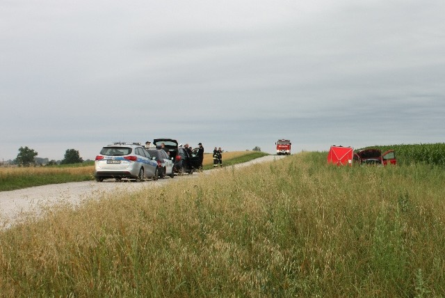 W miejscowości Gorzuchowo pijany kierowca porzucił auto z martwym kolegą w środku